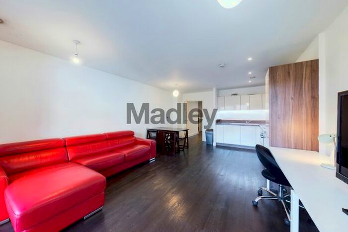 3 Bedroom Flat To Rent In Pell Street, London, SE8