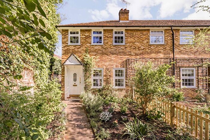 2 Bedroom Property For Sale In Thames Street, Hampton, TW12