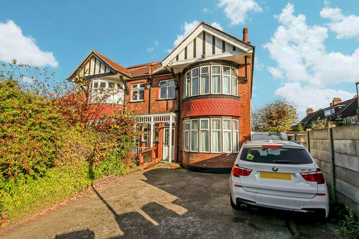 4 Bedroom Flat To Rent In Welldon Crescent, Harrow, HA1