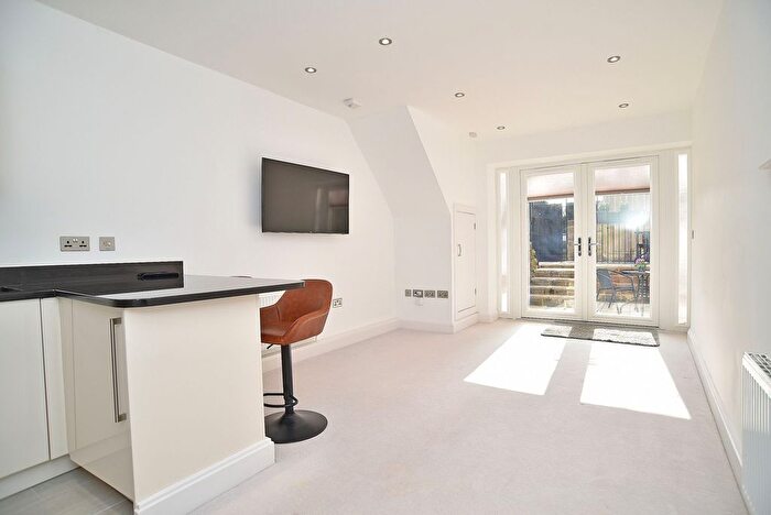 2 Bedroom Flat For Sale In Harlow Moor Drive, Harrogate, HG2