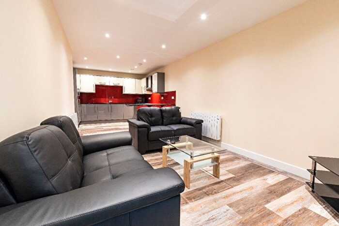 3 Bedroom Flat To Rent In Long Line, Sheffield, S11
