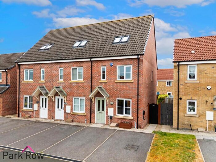 3 Bedroom End Of Terrace House For Sale In Braeburn Road, Sherburn In Elmet, Leeds, LS25