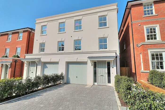 4 Bedroom Semi-Detached House To Rent In Woodhill Close, Chandlers Ford, SO53