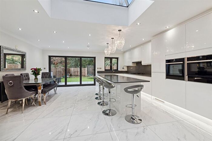 4 Bedroom Semi-detached House For Sale In Frogmore Gardens, North Hayes, UB4