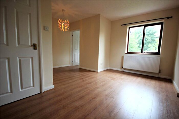 1 Bedroom Apartment To Rent In Moffat Road, London, N13