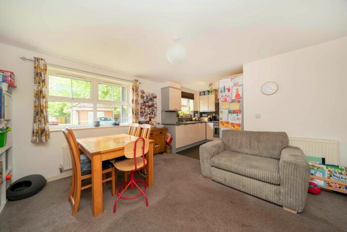 2 Bedroom Flat To Rent In Coppetts Road, London, N10