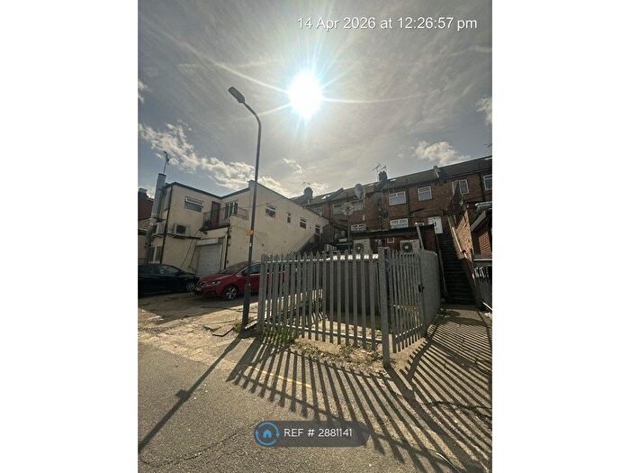 3 Bedroom Flat To Rent In Neasden Lane, London, NW10