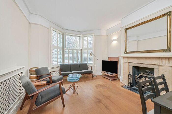 2 Bedroom Flat To Rent In Albert Bridge Road, London, SW11