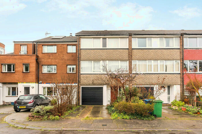 3 Bedroom Town House To Rent In Beaulieu Close, London, SE5