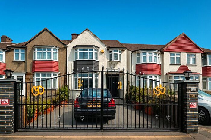4 Bedroom Semi Detached House To Rent In Laburnham Grove, Hounslow, Greater London, TW3
