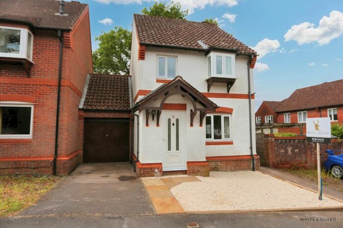 3 Bedroom Link Detached House For Sale In Churchill Avenue, Bishops Waltham, SO32