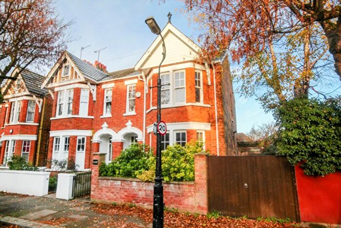 4 Bedroom Semi-Detached House To Rent In Cutcliffe Place, Bedford, Bedfordshire, MK40