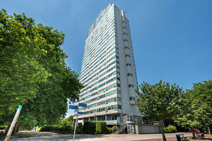 2 Bedroom Flat For Sale In Aragon Tower, Deptford, London, SE8