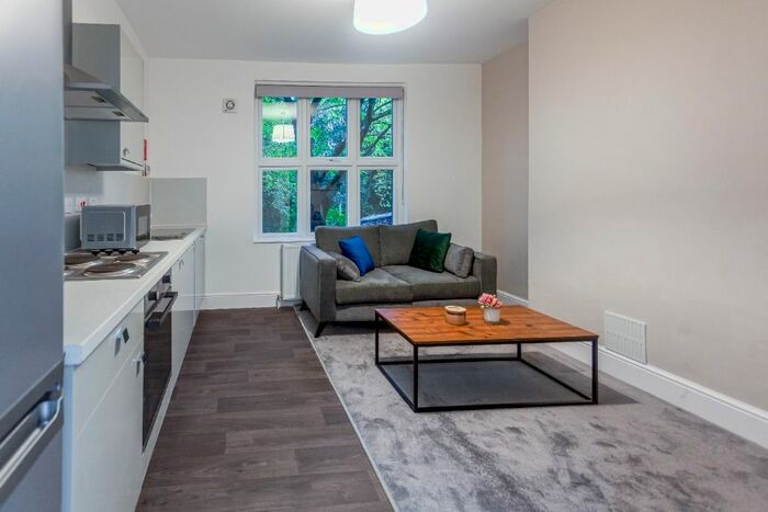 2 Bedroom Flat To Rent In Waterloo Crescent, The Arboretum, Nottingham, NG7