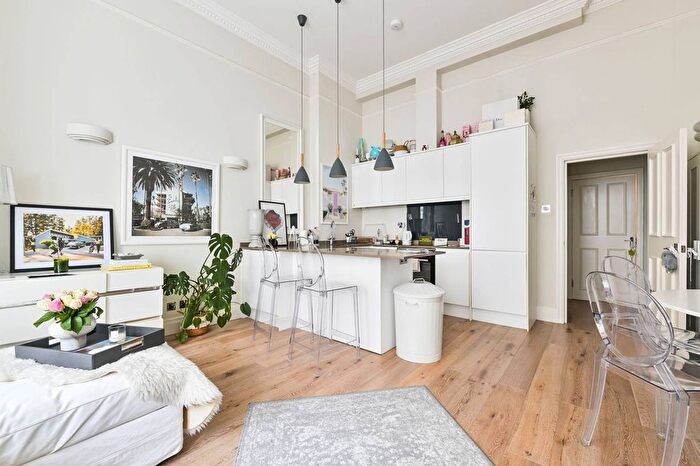 2 Bedroom Flat To Rent In Penywern Road, Earls Court, London, SW5