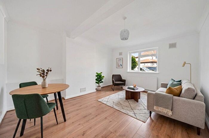 2 Bedroom Ground Maisonette For Sale In Mosul Way, Bromley, BR2