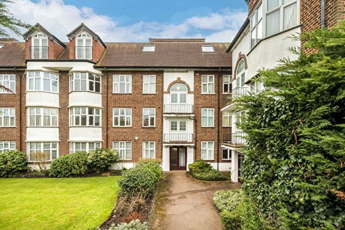 3 Bedroom Flat To Rent In Queens Road, London, NW4