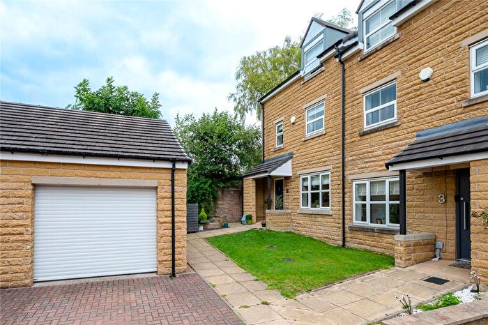 4 Bedroom End Of Terrace House For Sale In Birchwood Mews, Leeds, LS17