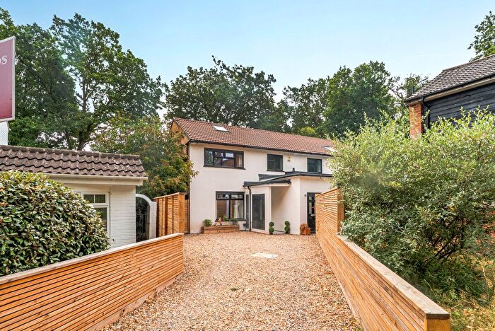 5 Bedroom Detached House For Sale In Chaucer Way, Addlestone, Surrey, KT15