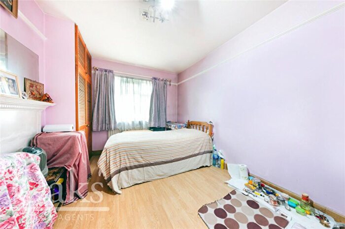 4 Bedroom Detached House For Sale In Green Lane, Thornton Heath, CR7