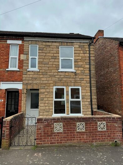 3 Bedroom Semi-Detached House To Rent In Littledale Street, Bedford, MK42