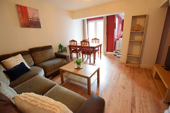 4 Bedroom End Of Terrace House To Rent In Church Drive - Student House - /, LN6