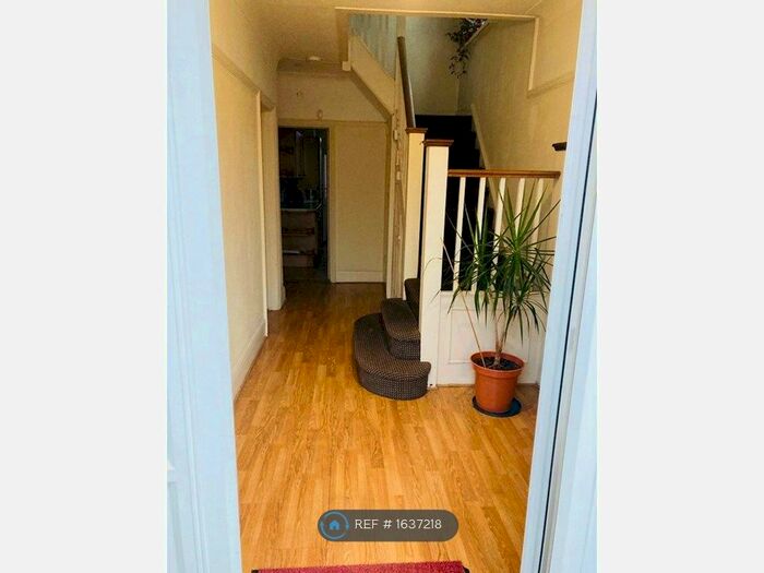 4 Bedroom Semi-Detached House To Rent In Great West Road, Isleworth, TW7