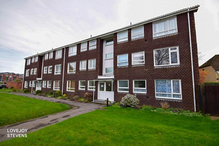 2 Bedroom Flat For Sale In Link Road, Newbury, RG14