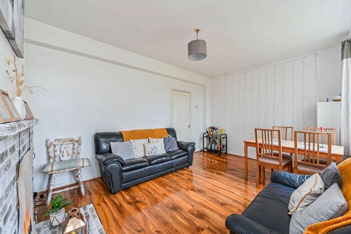 2 Bedroom Flat For Sale In Weir Road, Balham, London, SW12