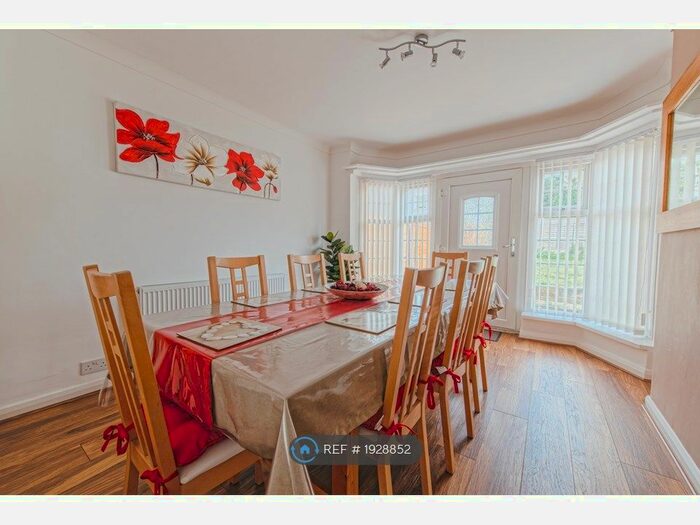 3 Bedroom Semi-Detached House To Rent In Oakwood Lane, Leeds, LS8