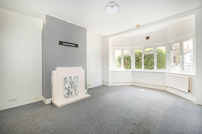 2 Bedroom Flat To Rent In Bittoms Court, The Bittoms, Kingston Upon Thames, KT1