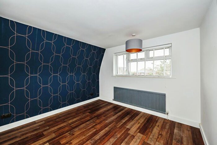 3 Bedroom Semi-Detached House For Sale In Wheatsheaf Drive, Waterlooville, Hampshire, PO8