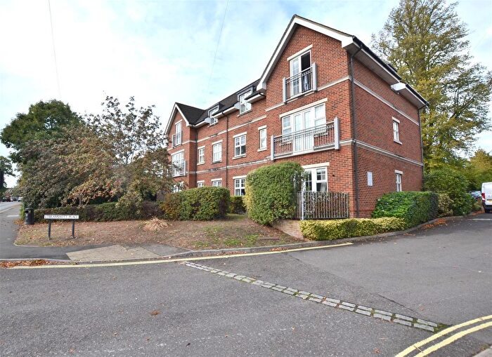 2 Bedroom Flat For Sale In Bramshott Place, Fleet, GU51