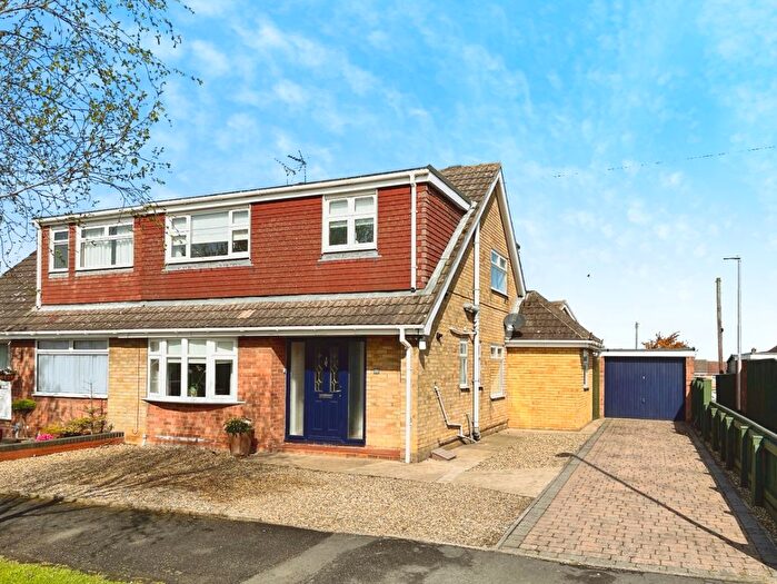 3 Bedroom Semi-detached Bungalow For Sale In Cawood Drive, Skirlaugh, Hull, HU11