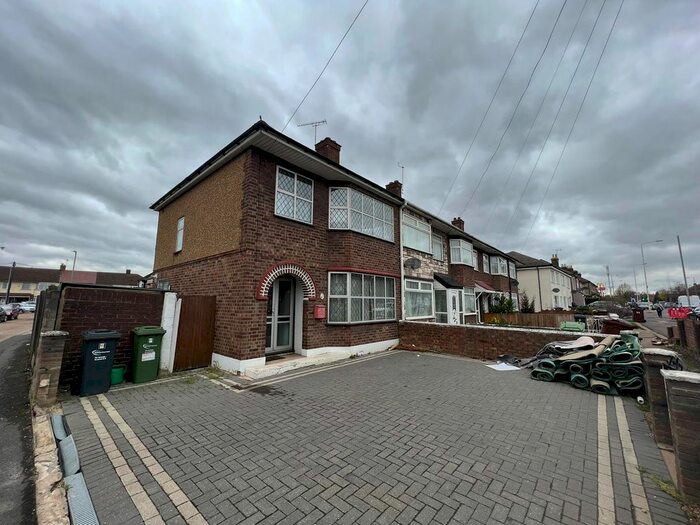 3 Bedroom End Of Terrace House To Rent In Whalebone Lane South, London, RM8