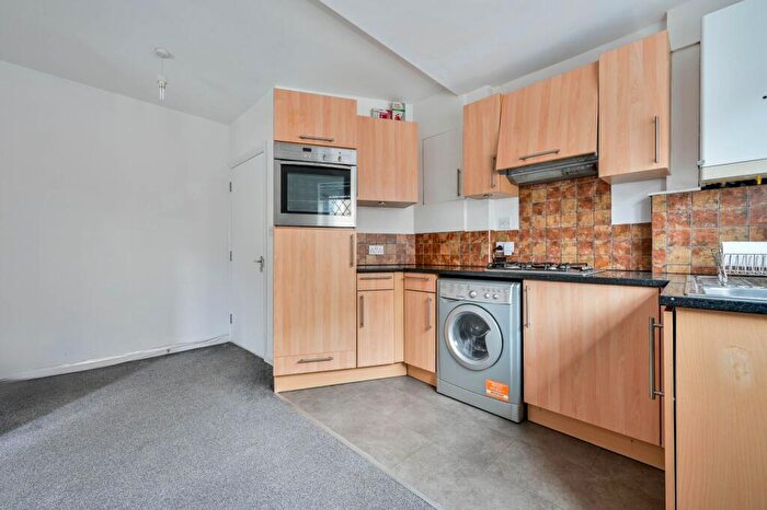 1 Bedroom Flat To Rent In Station Approach, West Byfleet, KT14