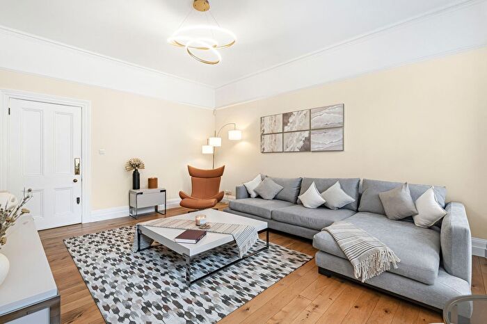 4 Bedroom Flat To Rent In Kensington Court, London, W8