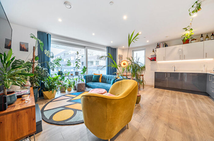 2 Bedroom Apartment For Sale In Beck Square, London, E10