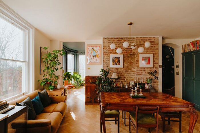 2 Bedroom Flat For Sale In Elphinstone Road, Hastings, TN34