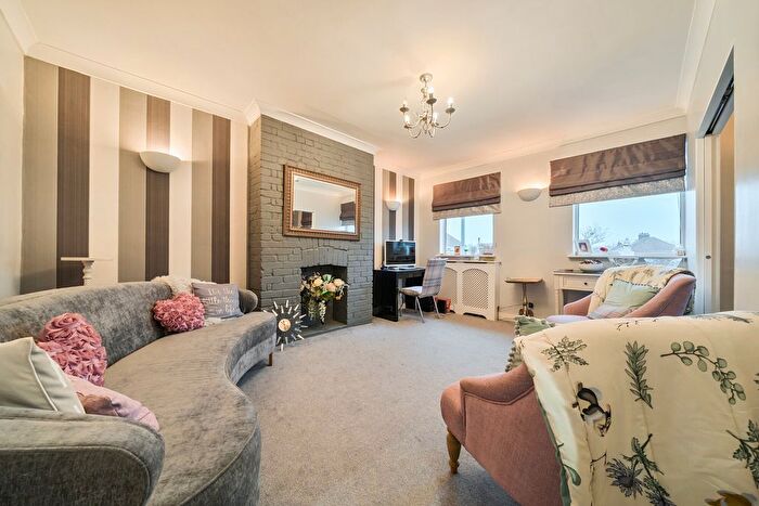 3 Bedroom Flat For Sale In Long Lane, Bexleyheath, DA7