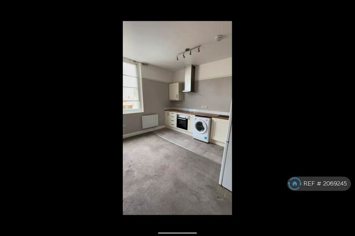 1 Bedroom Flat To Rent In High Street, Glastonbury, BA6