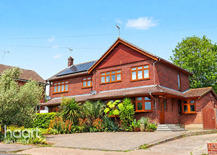 3 Bedroom Semi-Detached House For Sale In Glasseys Lane, Rayleigh, SS6