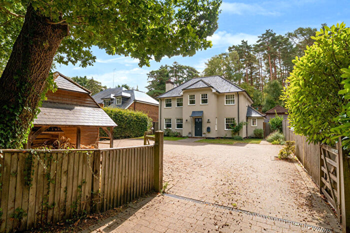 6 Bedroom Detached House For Sale In Frensham Vale, Farnham, GU10