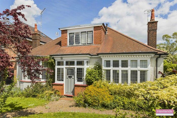 4 Bedroom Detached House For Sale In Branscombe Gardens, Winchmore Hill, N21