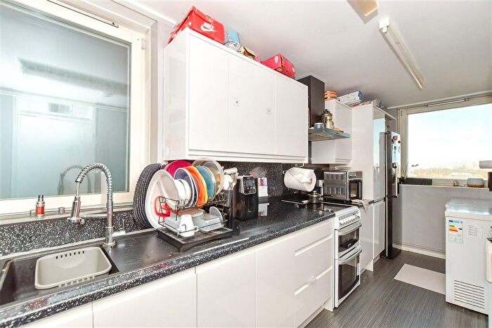 2 Bedroom Flat For Sale In Harts Lane, Barking, Essex, IG11