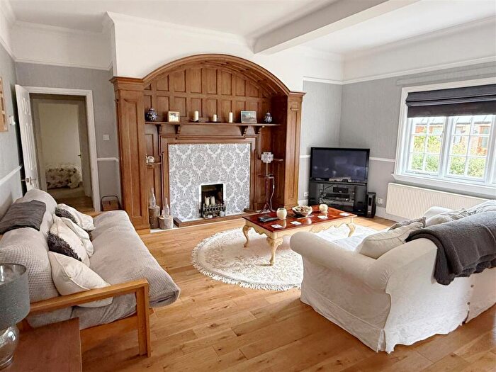 2 Bedroom Apartment For Sale In Ilchester Court, Link Road, Newbury, RG14