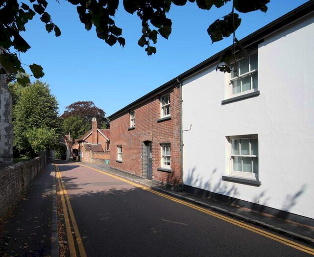 2 Bedroom Cottage To Rent In Church Yard, Tring, HP23