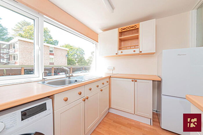 2 Bedroom Apartment For Sale In Linkway, Crowthorne, Berkshire, RG45