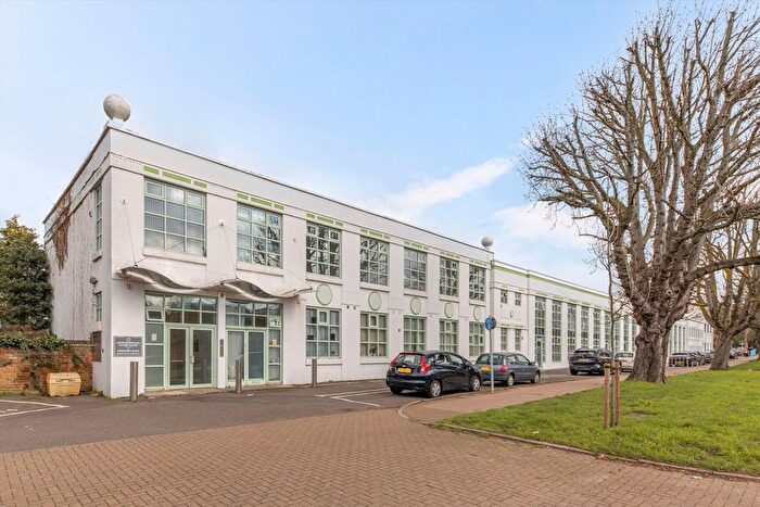 1 Bedroom Flat To Rent In Chertsey Road, St Margarets, TW1