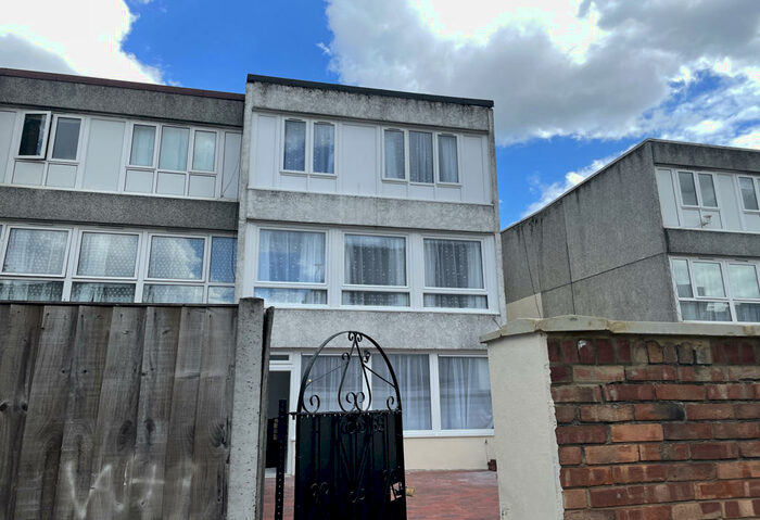 6 Bedroom Terraced House To Rent In Hartslock Drive, London, SE2